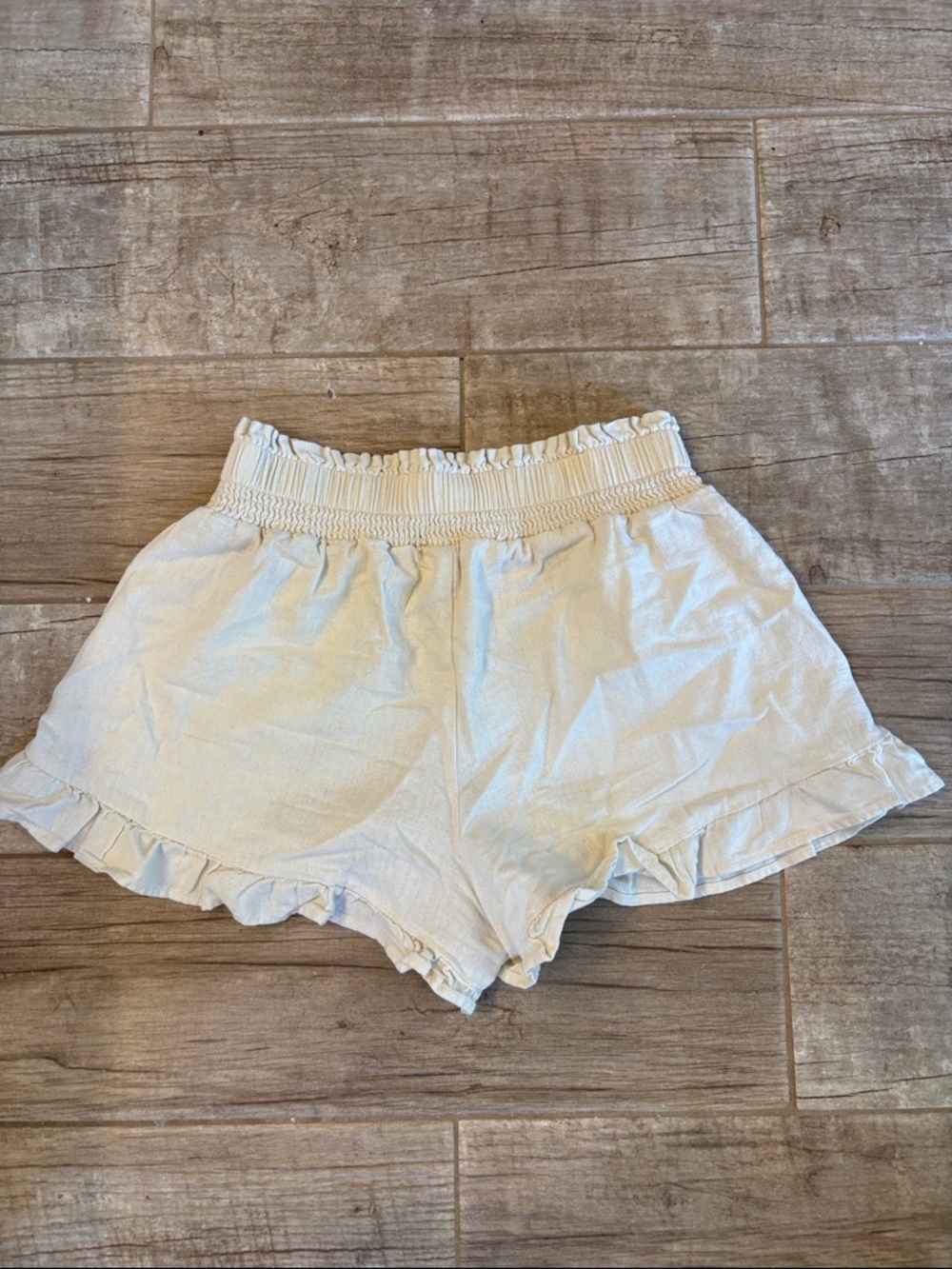 Vanilla Star Cream Linen Shorts With Ruffled Hem - Picture 2 of 2